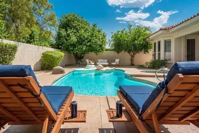 Image de That Yellow Door-4 bedroom\/2. 5 bath w\/ Pool & Spa