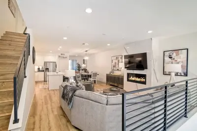 Image de Luxury & Comfort In the Village. Walk everywhere! !