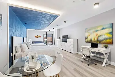 Image de Upscale Double King Suite| Fitness Center | Mott Haven