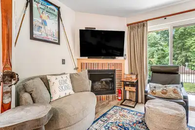 Image de Ski-In/Ski-Out Condo with Fireplace, Fast WiFi, Washer/Dryer & Seasonal Pool