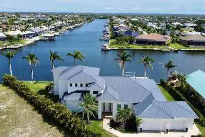 Image de High-end modern villa, infinity pool/hot tub fantastic water view, pool table