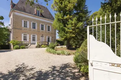 Image de Maison de maître avec grand jardin et piscine