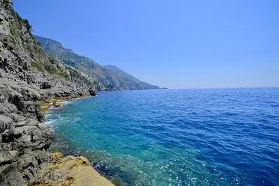 Image de Casa Giasone: A characteristic and welcoming apartment that is part of a villa built sheer above the sea and with direct access to the sea, with Free Wi-Fi.