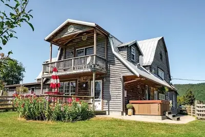 Image de Solar Powered Barn on Farm w/ Hot Tub & Pond