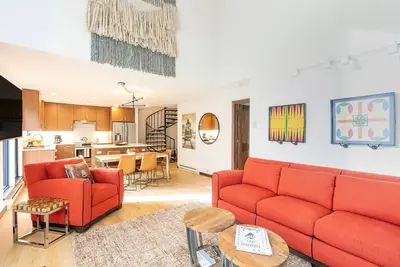 Light-filled hidden gem w/ garage, hot tub access