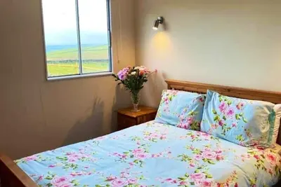 Image de Converted container cabin set in a 40 acre farm with stunning panoramic views