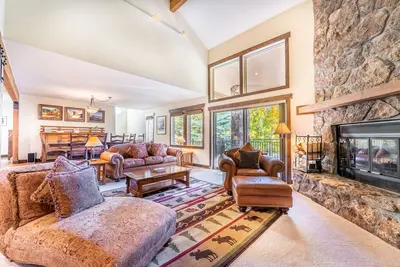 Image de Centrally Located Condo with 2 Private Balconies, Private Sauna & Hot Tub!