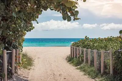 Image de Hollywood Beach Getaway – Walk to Broadwalk, Dining & Nightlife in 7 Minute Walk