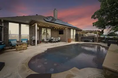 Image de ★Private Modern Pool Home ★ Backyard Vibes + More!