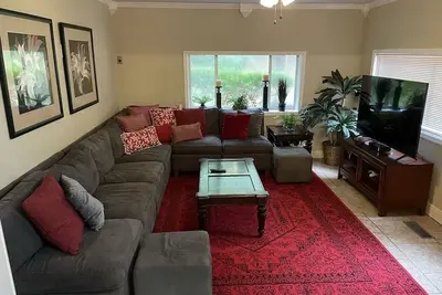Image de Perfect for campus visits 4 bedroom walk to Doak