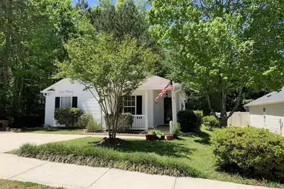 Image de Pet friendly 1, 150 sqft one story, 3 bedrooms, 2 full bath home