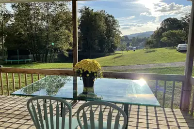 Image de Compass Rose: Orient yourself! 3 bedroom peaceful retreat on the lake