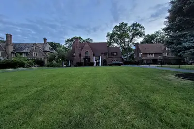 Image de Relax in Style and Comfort at the Palmer Park Mansion on the Green. \n\n\n