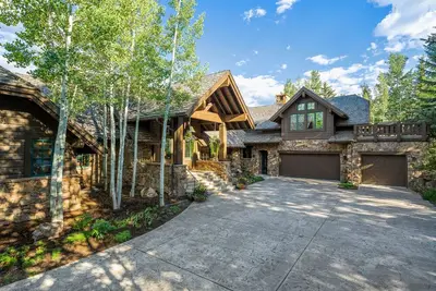 Image de Bear Lodge by Vail Butler - Ski In/Ski Out, Hot Tub, Movie Theater