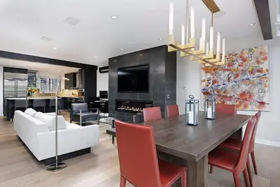 Image de 4 Br- 2150 sq ft high end condo / steps to bus to 4 mountains