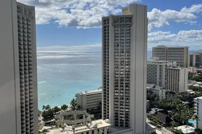 Image de Pacific Monarch Top Floor Condo with Ocean, City and Mountain Views!