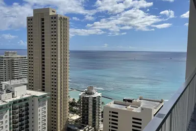 Image de Pacific Monarch Top Floor Condo with Ocean, Diamond Head and Mountain Views!