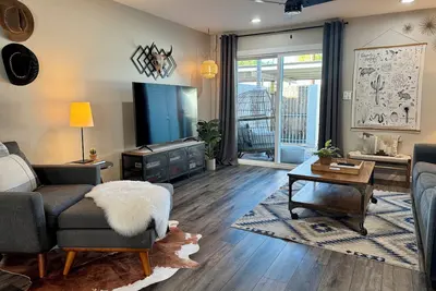 Image de Steps to OldTown! Cute 2bdrm w/Private Patio, Pool, Covered Parking. DogOk!