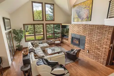 Image de Arrowhead Luxury Home - Private Hot Tub on Deck - Shuttle -  Fireplace - Game Room