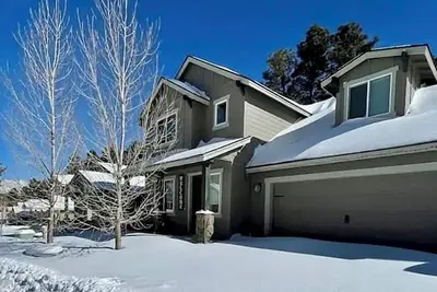 Image de New Home! 5BRms w Office, Hot Tub & Pool Table & Fire Pit