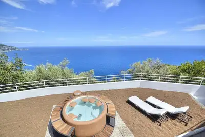 Image de Villa Flaviana: An elegant and welcoming three-story villa built sheer above the sea, with Free Wi-Fi.