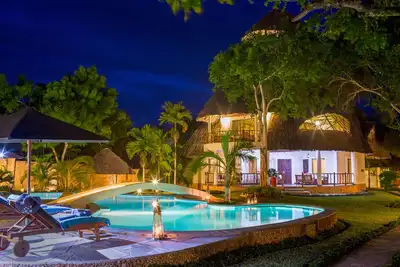 Image de Privé maison de luxe, piscine, jardin, salle de gym, le personnel, vue à 360 °