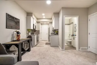 Image de Newly built and tastefully furnished legal one bedroom private guest suit.