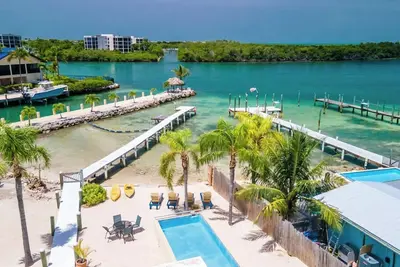 Image de 5 Seas Retreat 4 bed 2 bath dock, pool, Sandy Beach Dockage For up to a 25 ft boat