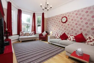 Image de Bournecoast: 6 Bed House With Garden - Wifi - Games Room - Near Shops/Beach-8380