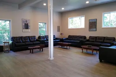 Image de 3 min. to Dreams Park, 33 ft. Long Heated Pool, Clean and Updated. Fun & Private