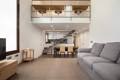 Image de Modern and bright 4bd triplex in Paralel!