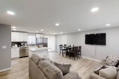 Image de Renovated 3bed 1bath home that comfortably sleeps up to 8 guests!