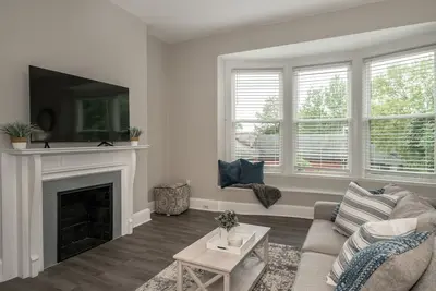 Image de 🏙❤️Central City Retreat | Modern Apt | Hist Bldg⭐️🌃