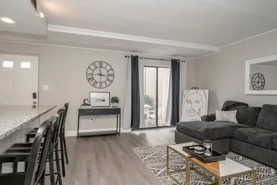Image de ⚪️ Without Color ⚫️ | Stylish Hilltop | Min to Downtown