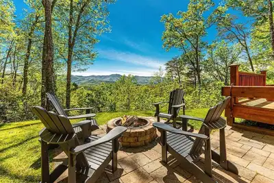 Image de Shooting Star Ridge: A cozy 2-bedroom cabin in Whittier, Nc