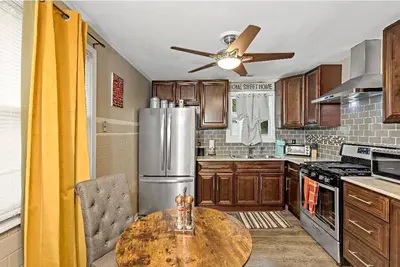 Image de Charming Home with Hot Tub and Private Yard. Relax and be at Peace