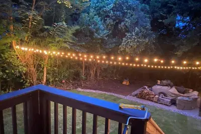 Image de Walk to Bank of America Stadium! ! ! Charming bungalow, backyard patio, and deck