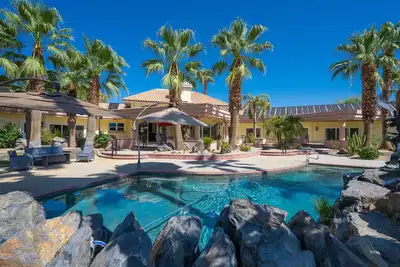 Image de Luxury LaQuinta estate adjacent to Cochella and Stagecoach music festivals.