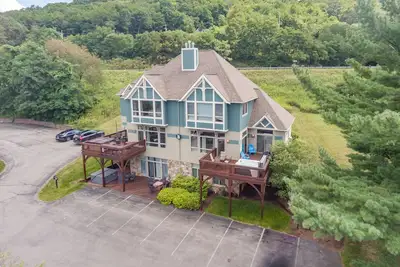 Image de New! Lakeview Serenity: Lake Area, A/C, Fireplace, Hot Tub!