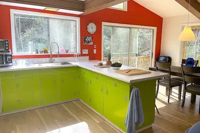 Image de The Orange House, Your Creekside Mountain Getaway!