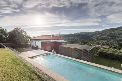 Image de Villa \"Casa de Vilar Peneda Gerês Natura\", vue sur la montagne, piscine, Wi-Fi, jardin et terrasse