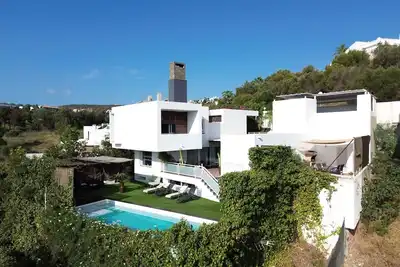 Image de Villa \"Kalmachicha\" avec vue sur les montagnes, piscine, jardin, terrasse, climatisation et Wi-Fi