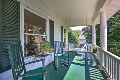 Image de Lush Elkin Home w/ Porch Views & Pool Table