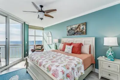 Image de 16th Floor Breathtaking Views | Beachfront | Pool |2 Kings & Bunk Beds