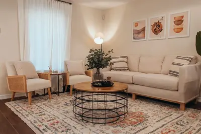 Image de Modern Boho Style Apt- King bed! Near Utrg & Dhr