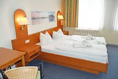 Image de Budgetzimmer mit Dusche/wc auf dem Flur 16 - Appartementhaus Sellin in Stil der Bäderarchitektur