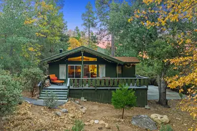 Image de Tahquitz Chalet: Pet Friendly, Retro Chic Cabin with Lily Rock Views