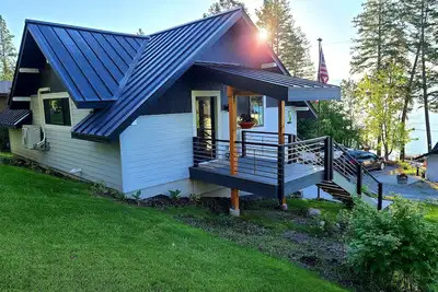 Image de Modern cottage with amazing views of Flathead Lake and the Rocky Mountains