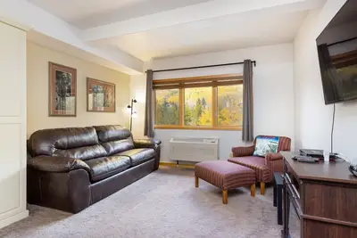 Walk to Gondola in 8 minutes/Pool and Hot Tub/Fitness Room