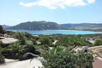 Image de villa 6 couchages climatisée 5 minutes a pieds de la plage Santa Giulia. Vue mer